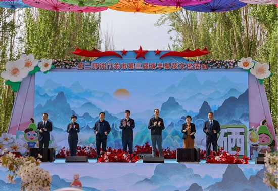 春日梨花“白月光” 新疆鐵門(mén)關(guān)好“豐”景
