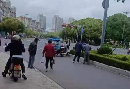 全力施救、徒手清理碎玻璃……這位順豐同城騎士帥爆了！