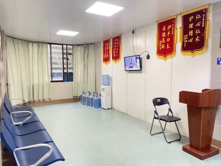 南寧曙光醫(yī)院全心全意的為患者服務(wù)，努力處理患者所需